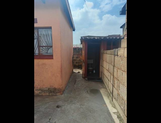 2 BEDROOM HOUSE FOR SALE IN MOFOLO CENTRAL